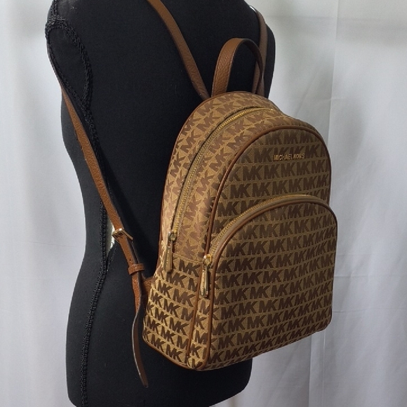 Beautiful Michael Kors Signature Jacquard backpack - Excellent Condition - Picture 4 of 12